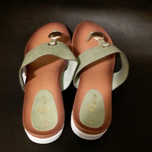 SANDALS (MY WHOLE CLOSET IS ANY 2 FOR $15  JUST BUNDLE AND SEND OFFER) - Picture 5 of 6